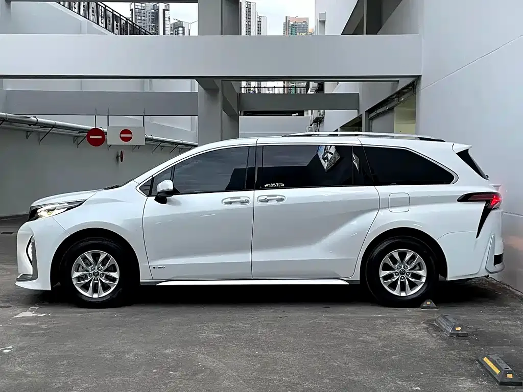 Toyota Granvia — фото 5