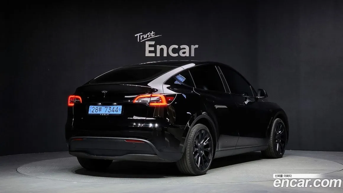 Tesla Model Y — фото 10