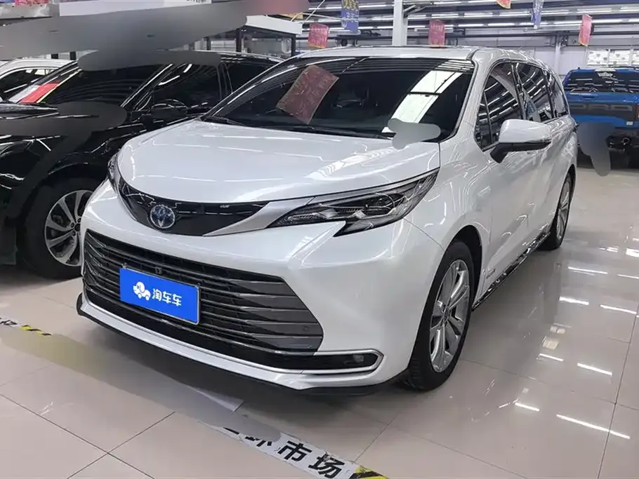 Toyota Sienna — фото 1