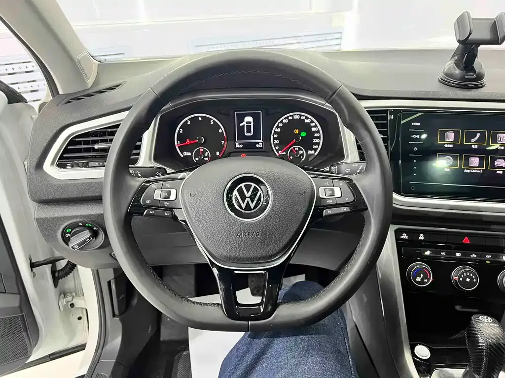Volkswagen T-Roc — фото 10