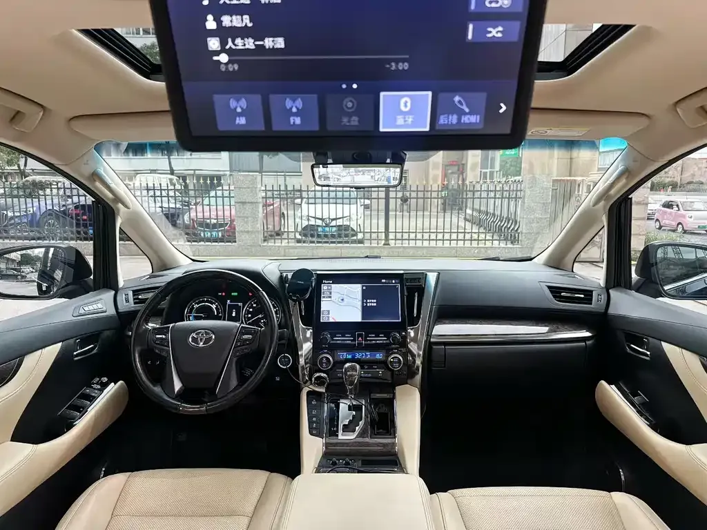 Toyota Alphard — фото 4