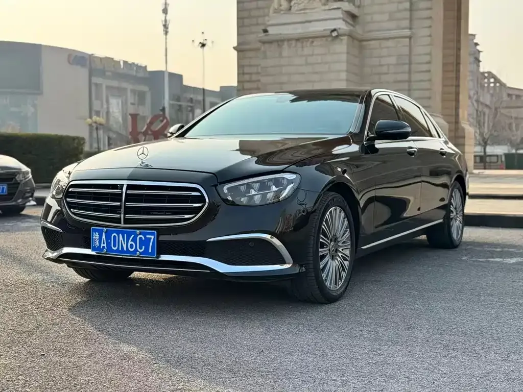 Mercedes-Benz E-Class — фото 1