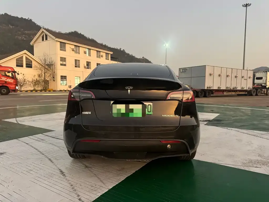 Tesla Model Y — фото 7