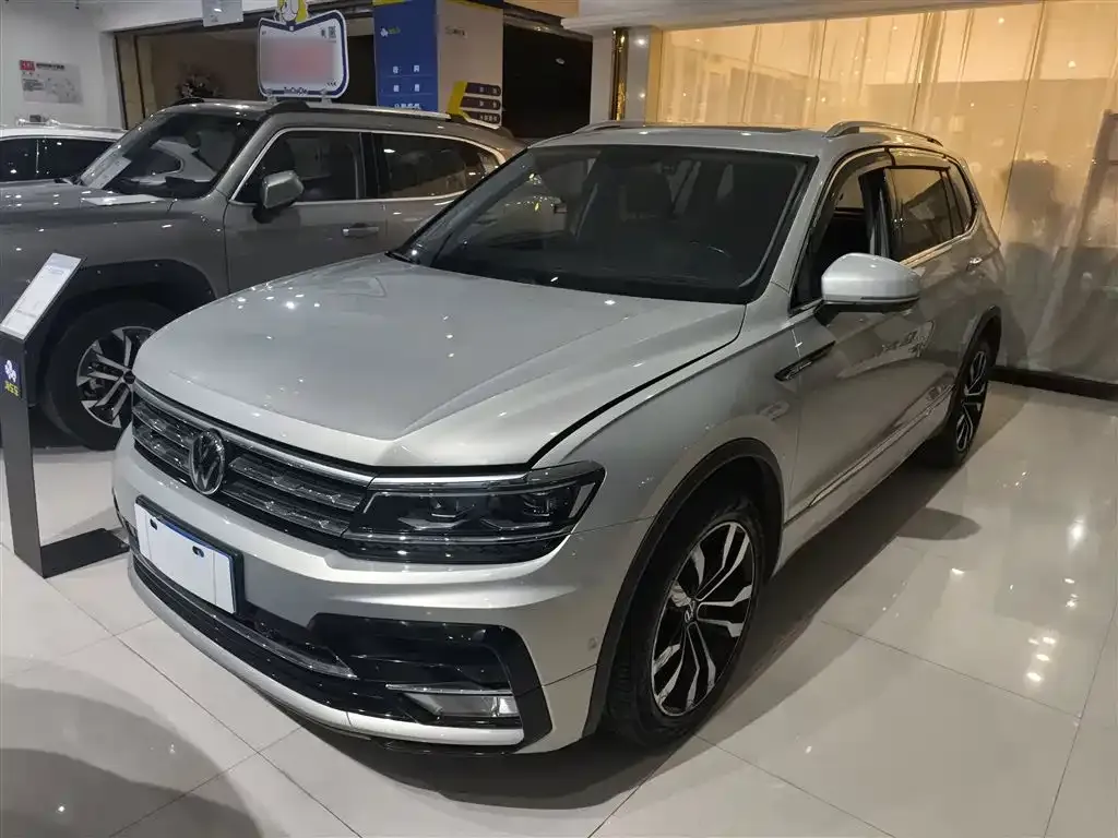 Volkswagen Tiguan L — фото 1