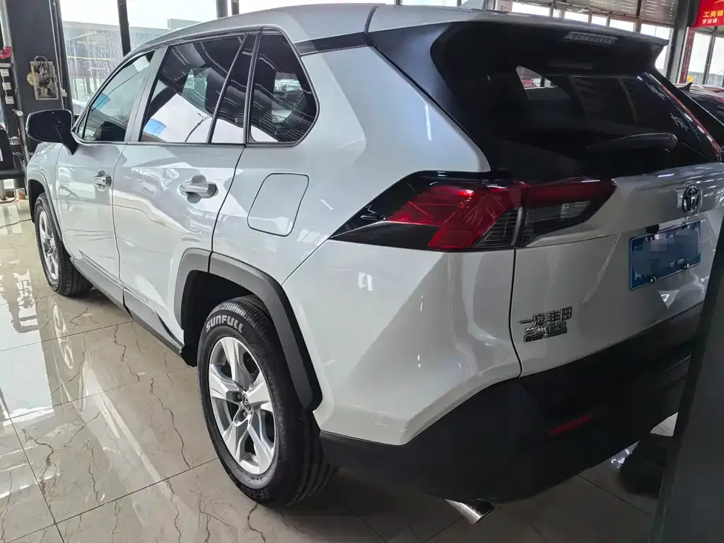 Toyota RAV4 — фото 4