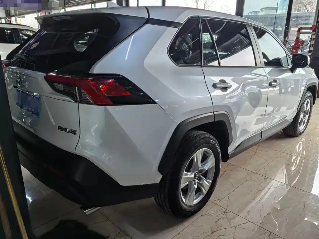 Toyota RAV4 — фото 5