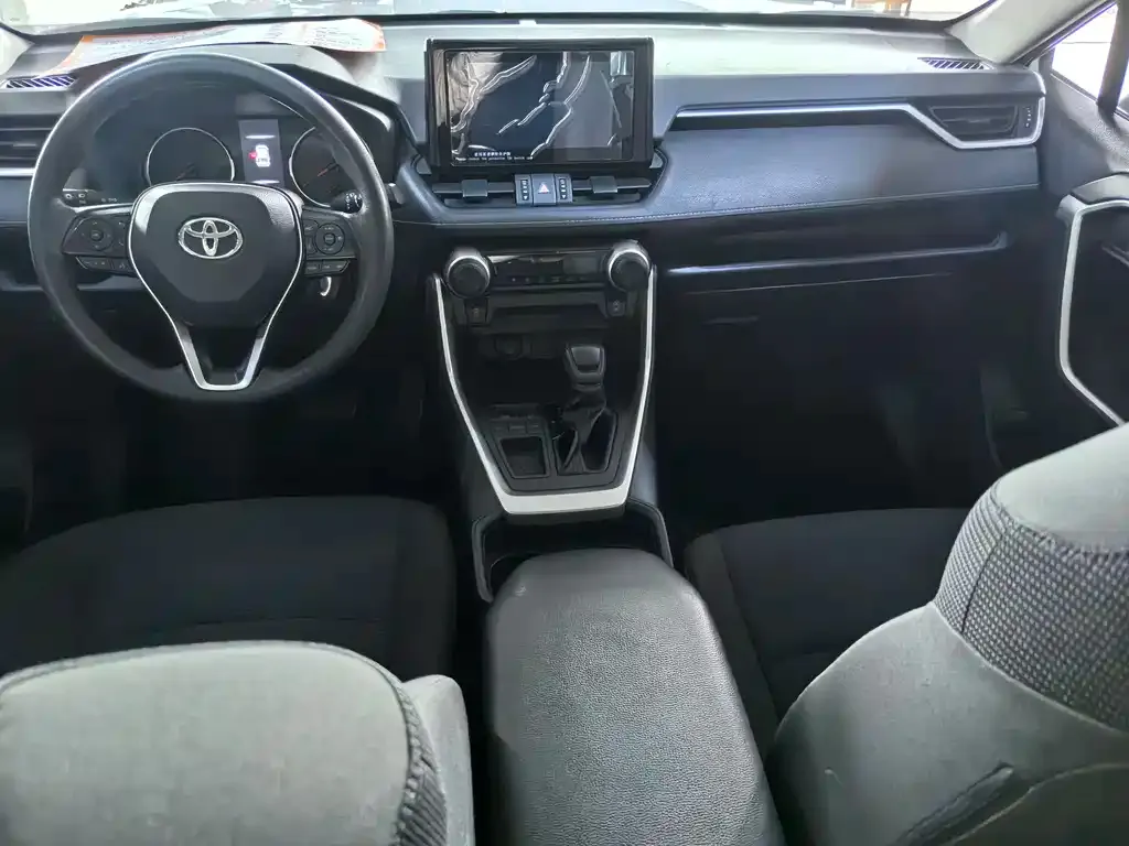 Toyota RAV4 — фото 7
