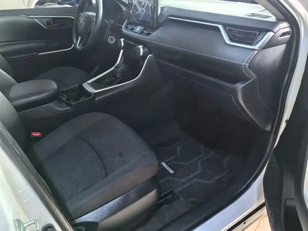 Toyota RAV4 — фото 9