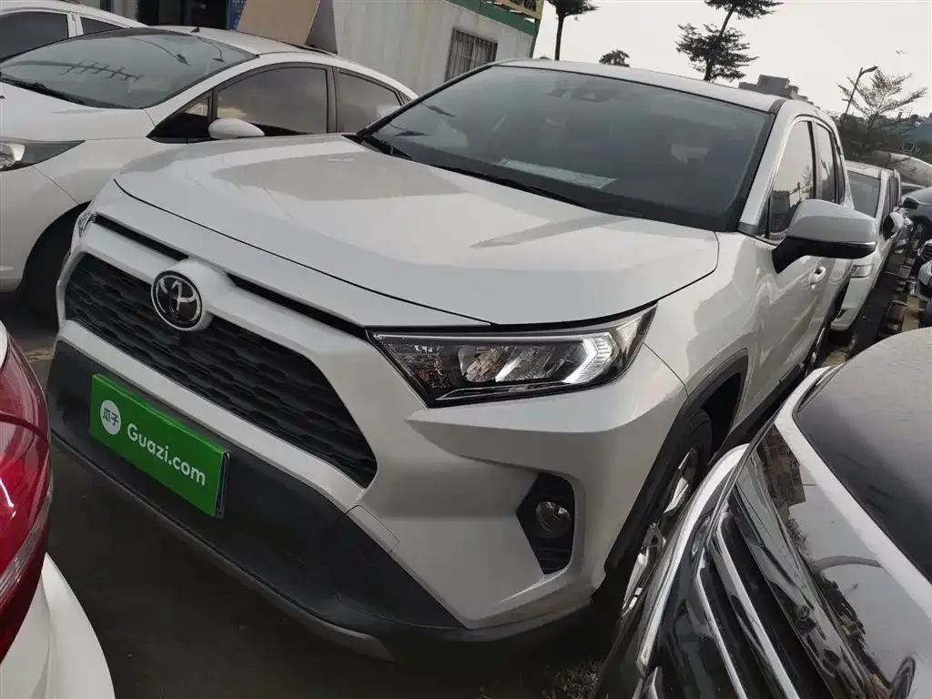 Toyota RAV4 — фото 1