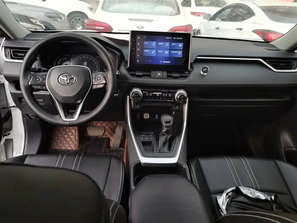 Toyota RAV4 — фото 8