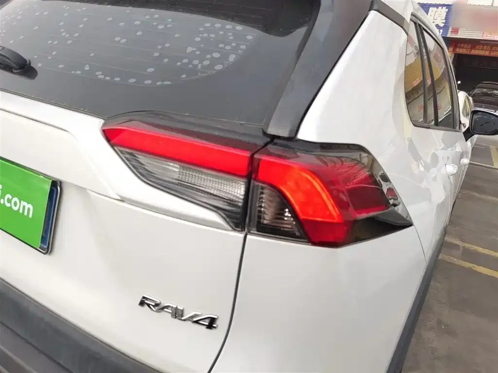 Toyota RAV4 — фото 2