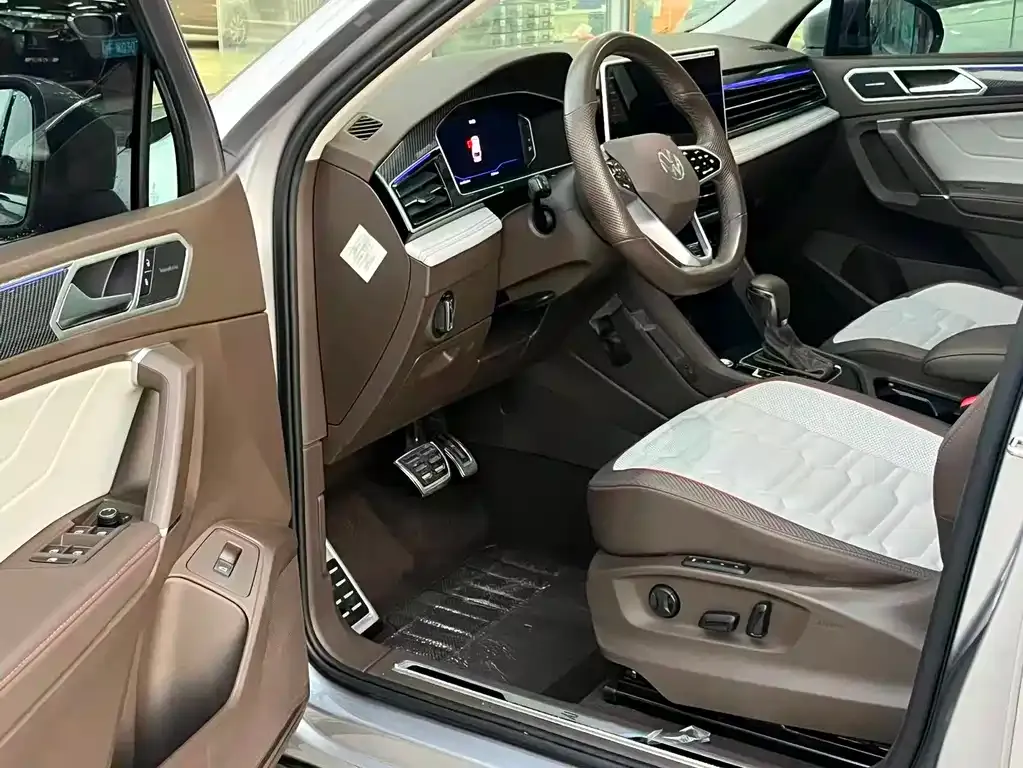 Volkswagen Tiguan L — фото 2