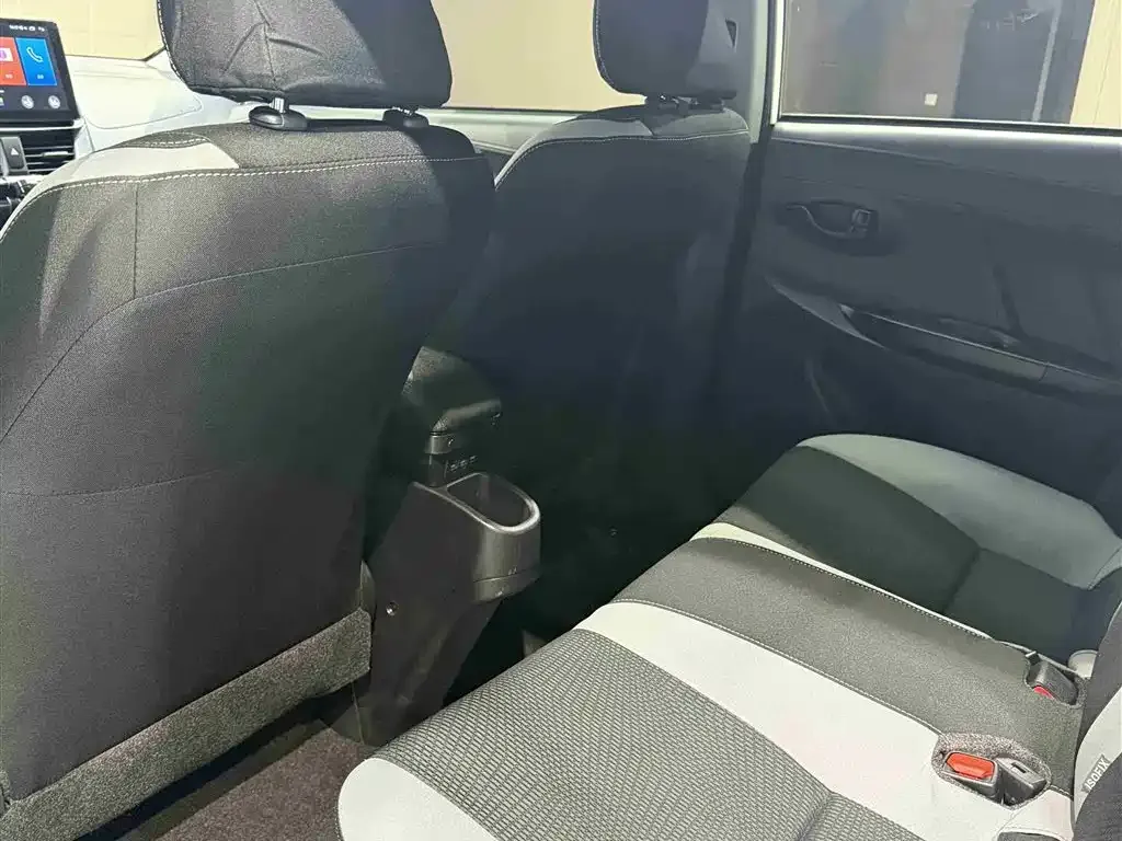 Toyota Yaris L — фото 10