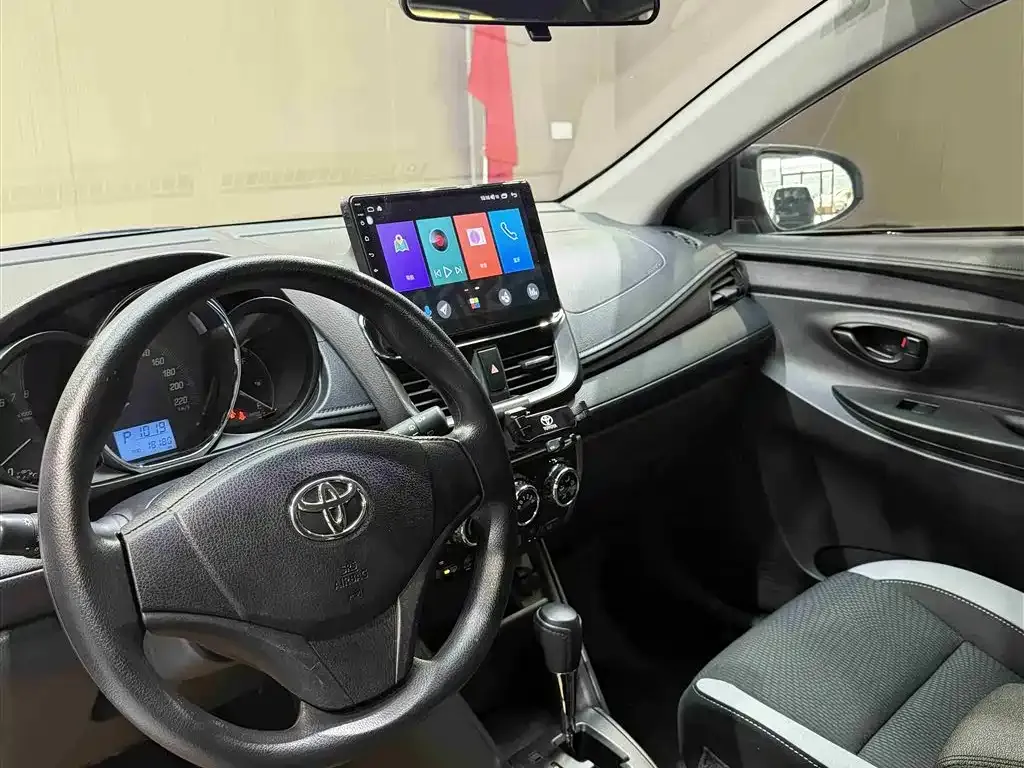 Toyota Yaris L — фото 7