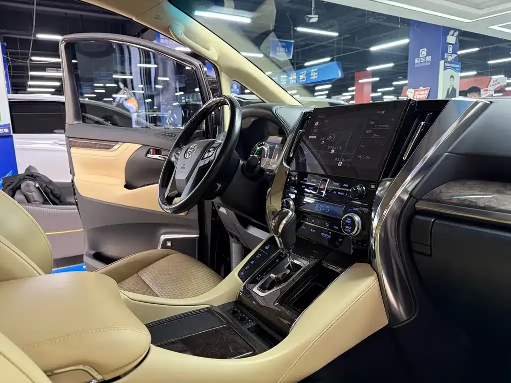Toyota Vellfire — фото 10