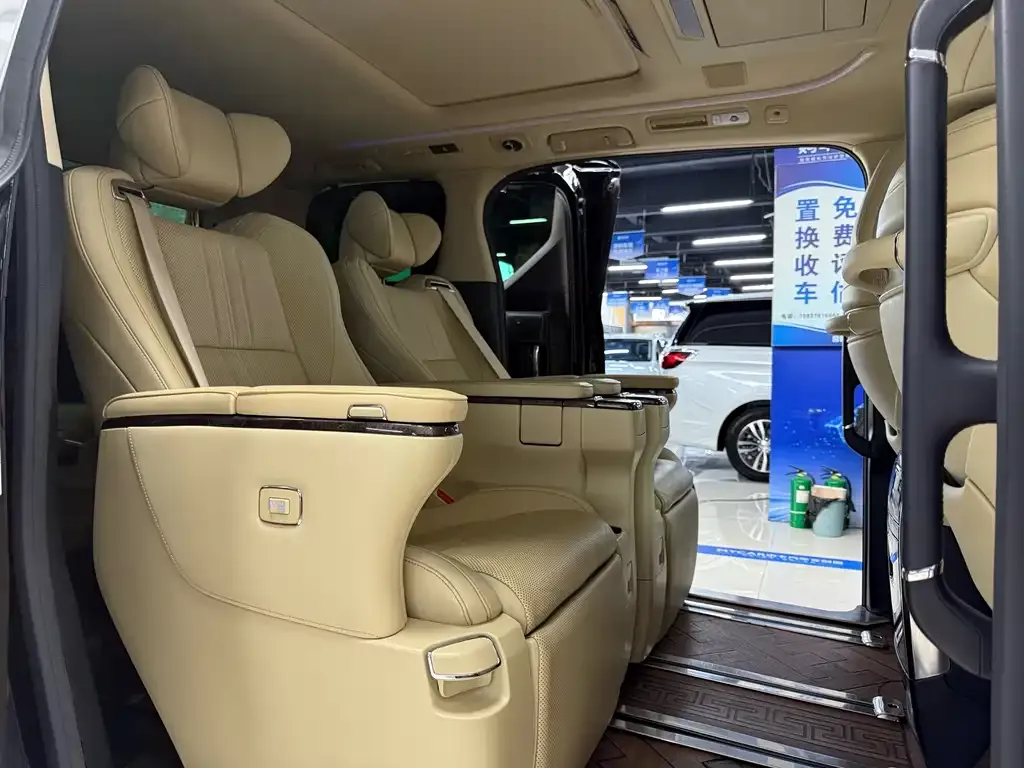Toyota Vellfire — фото 3