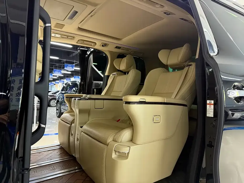 Toyota Vellfire — фото 2