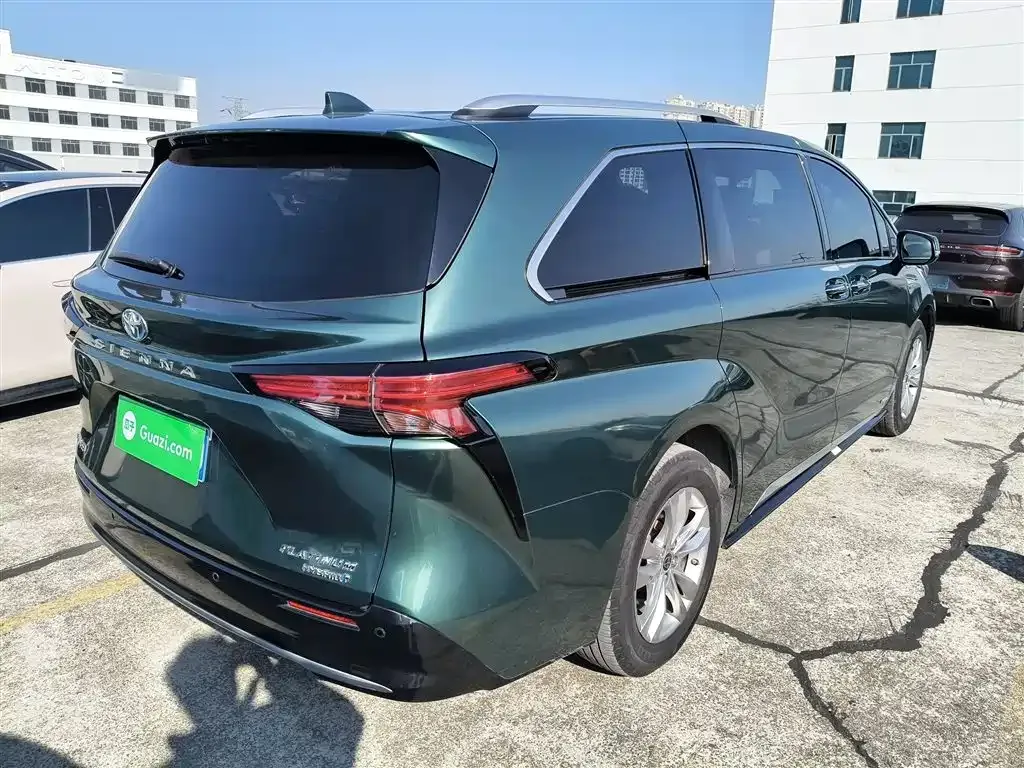 Toyota Sienna — фото 10