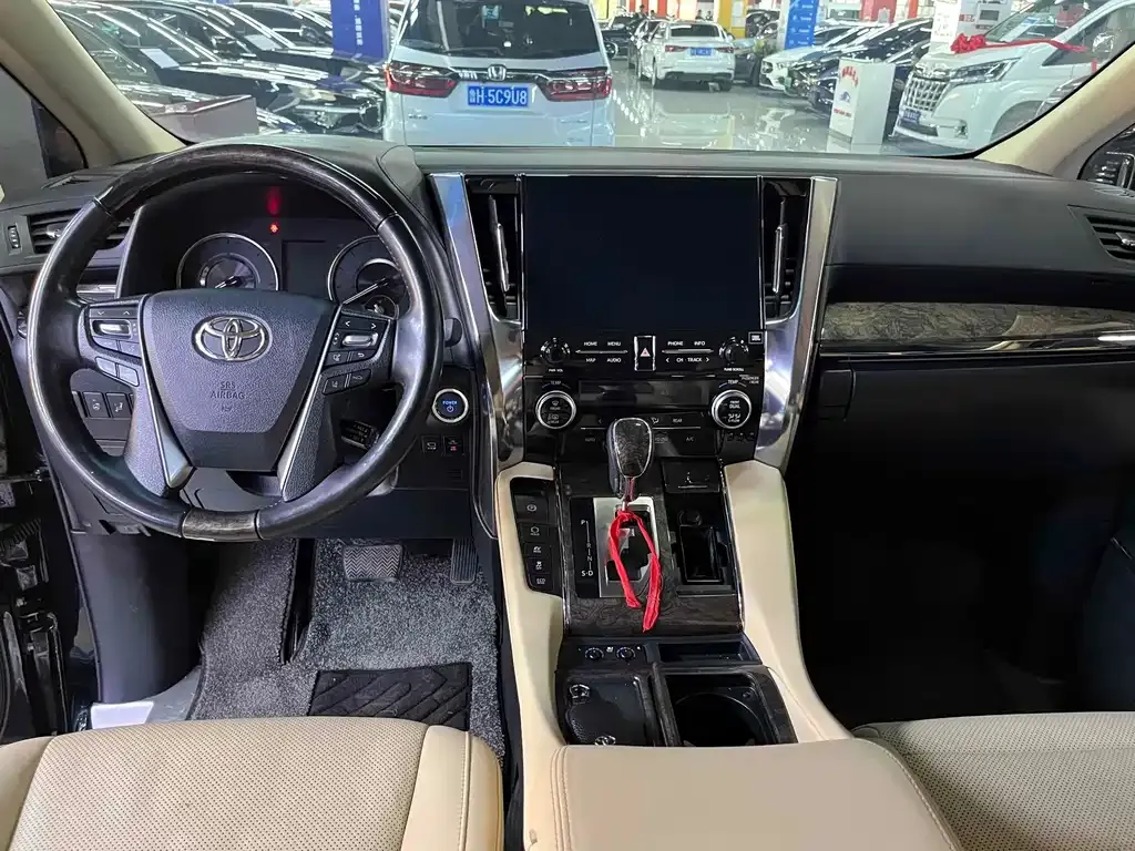 Toyota Alphard — фото 8