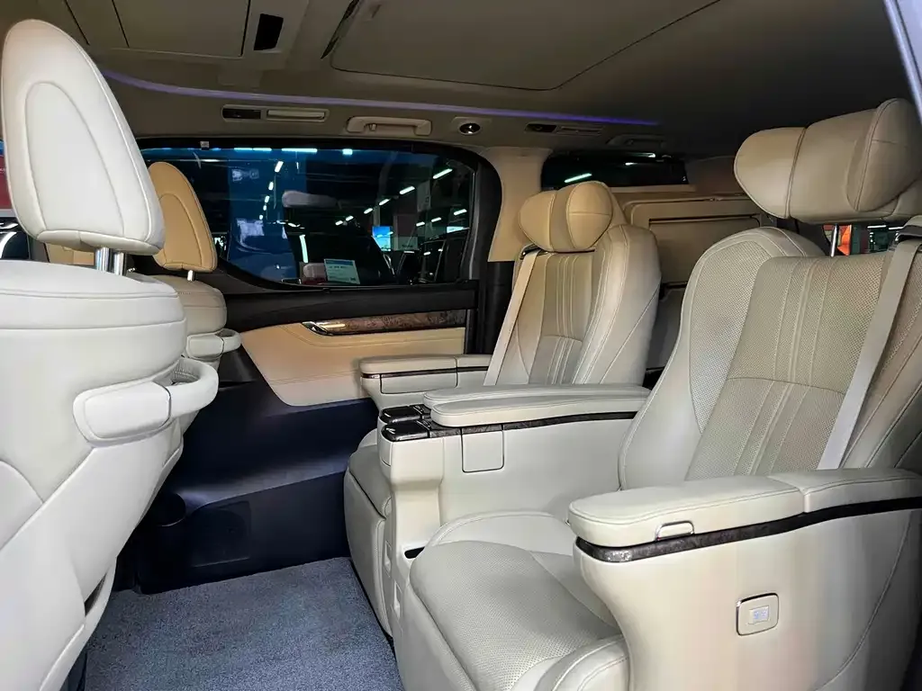 Toyota Alphard — фото 3