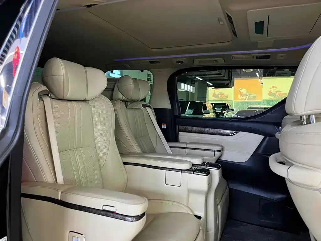 Toyota Alphard — фото 2