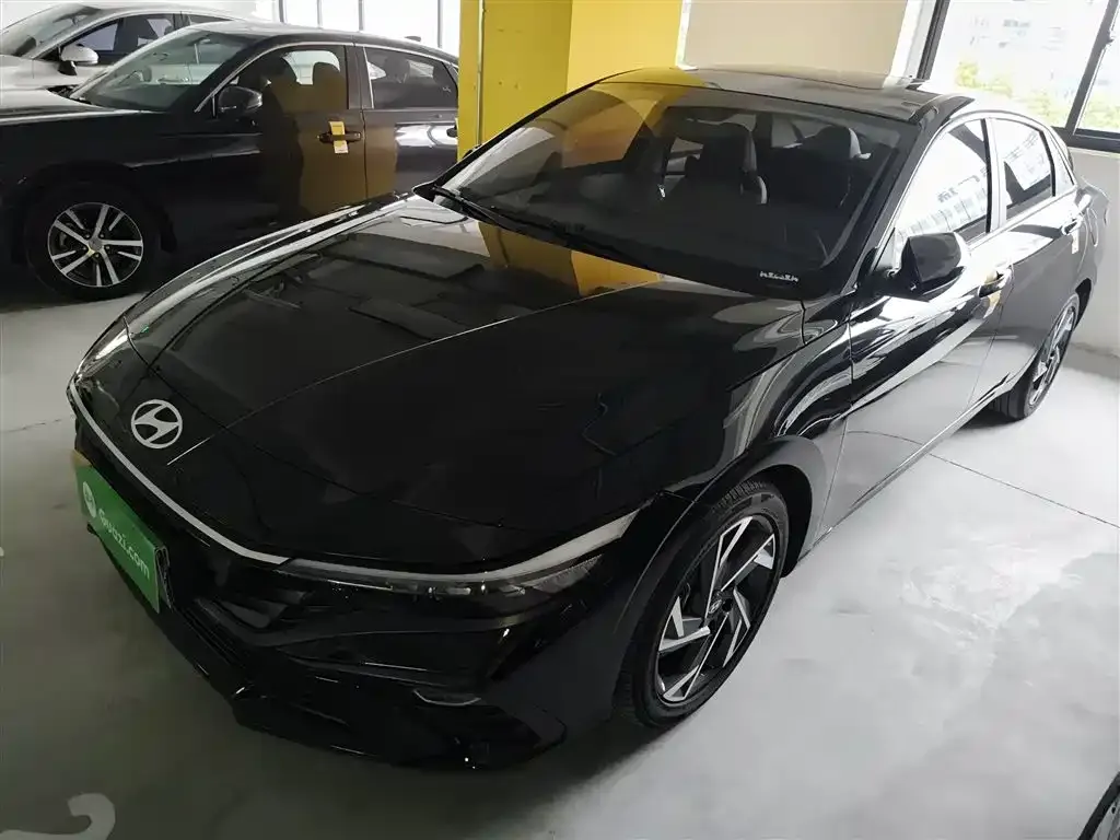 Hyundai Elantra — фото 1