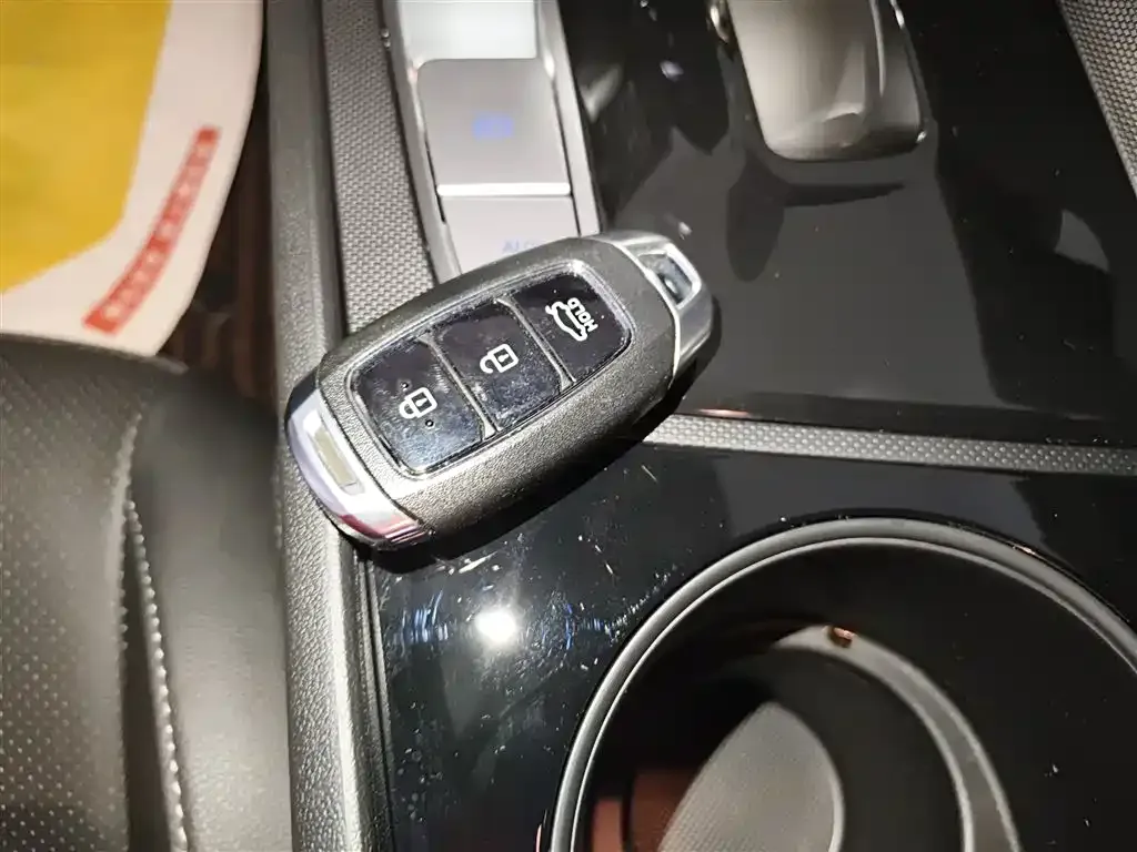 Hyundai Elantra — фото 2