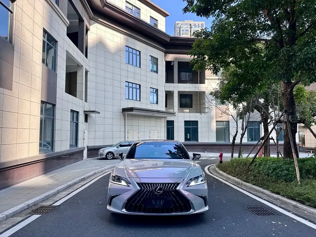 Lexus ES — фото 1