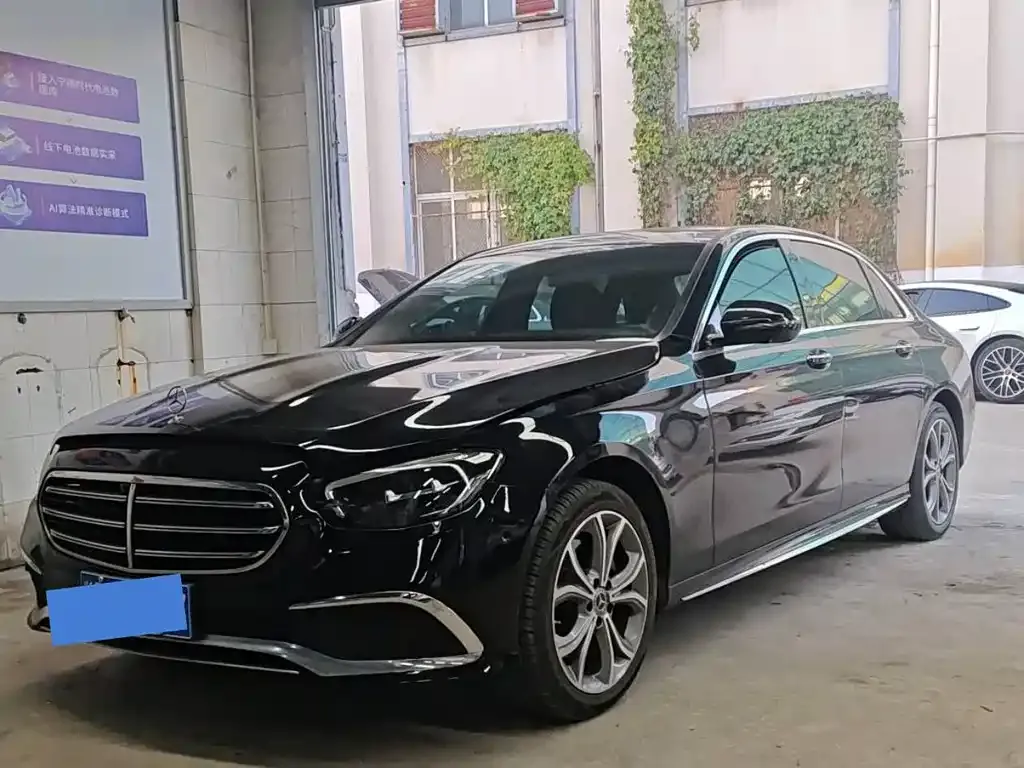 Mercedes-Benz E-Class — фото 1