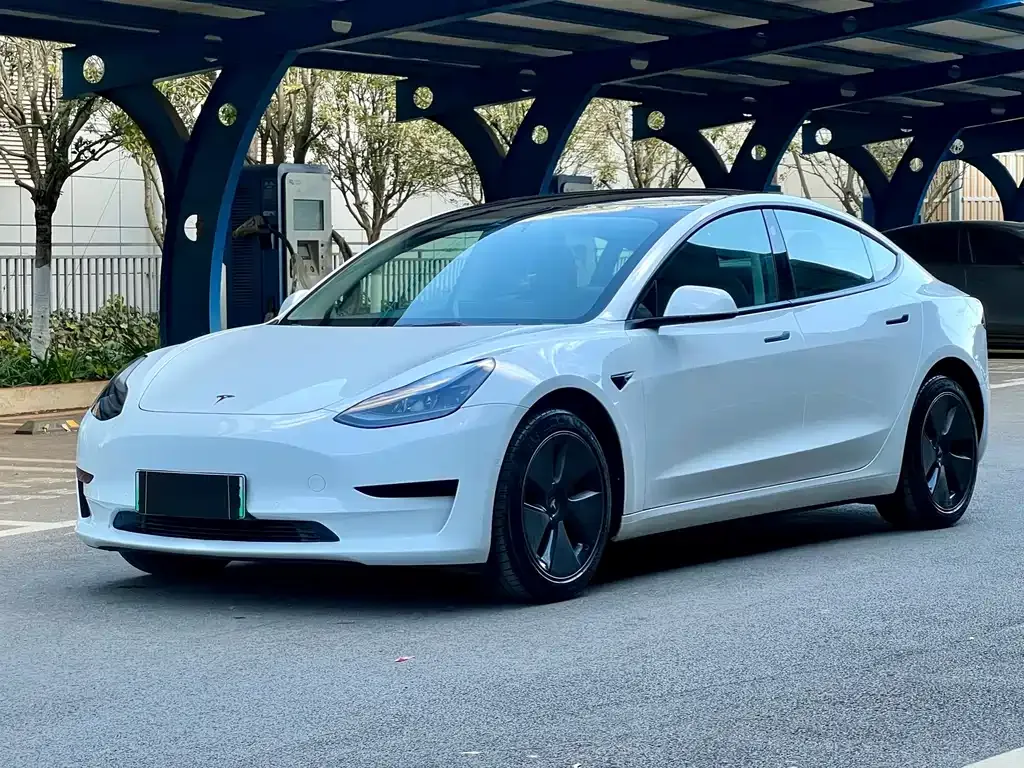 Tesla Model 3 — фото 1