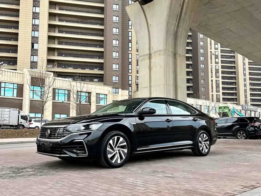 Volkswagen Passat New Energy — фото 1