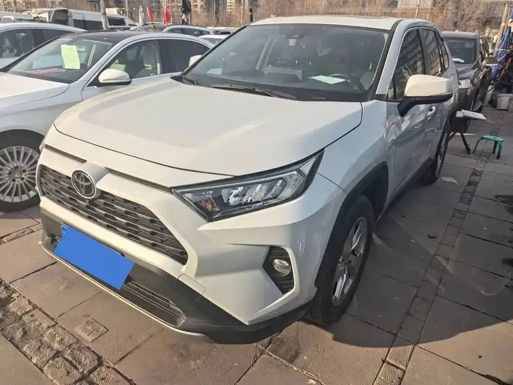 Toyota RAV4 — фото 1