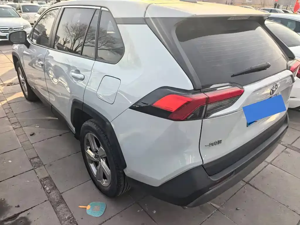 Toyota RAV4 — фото 3