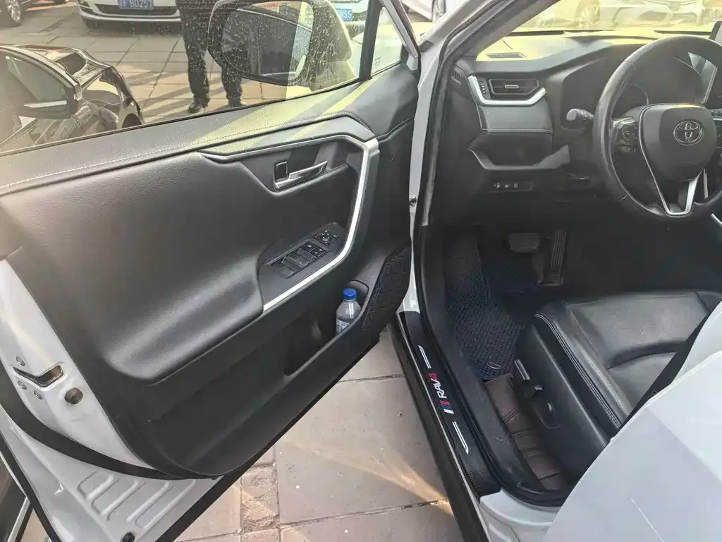 Toyota RAV4 — фото 6