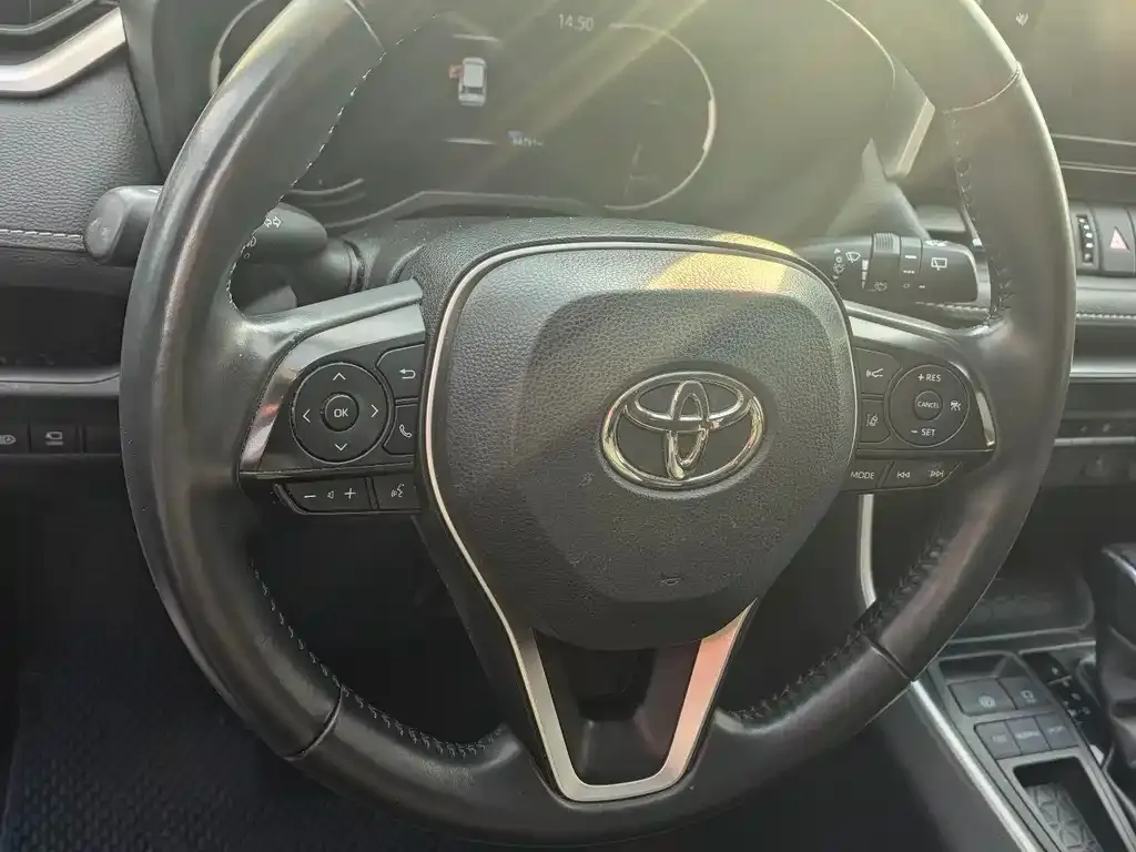 Toyota RAV4 — фото 10
