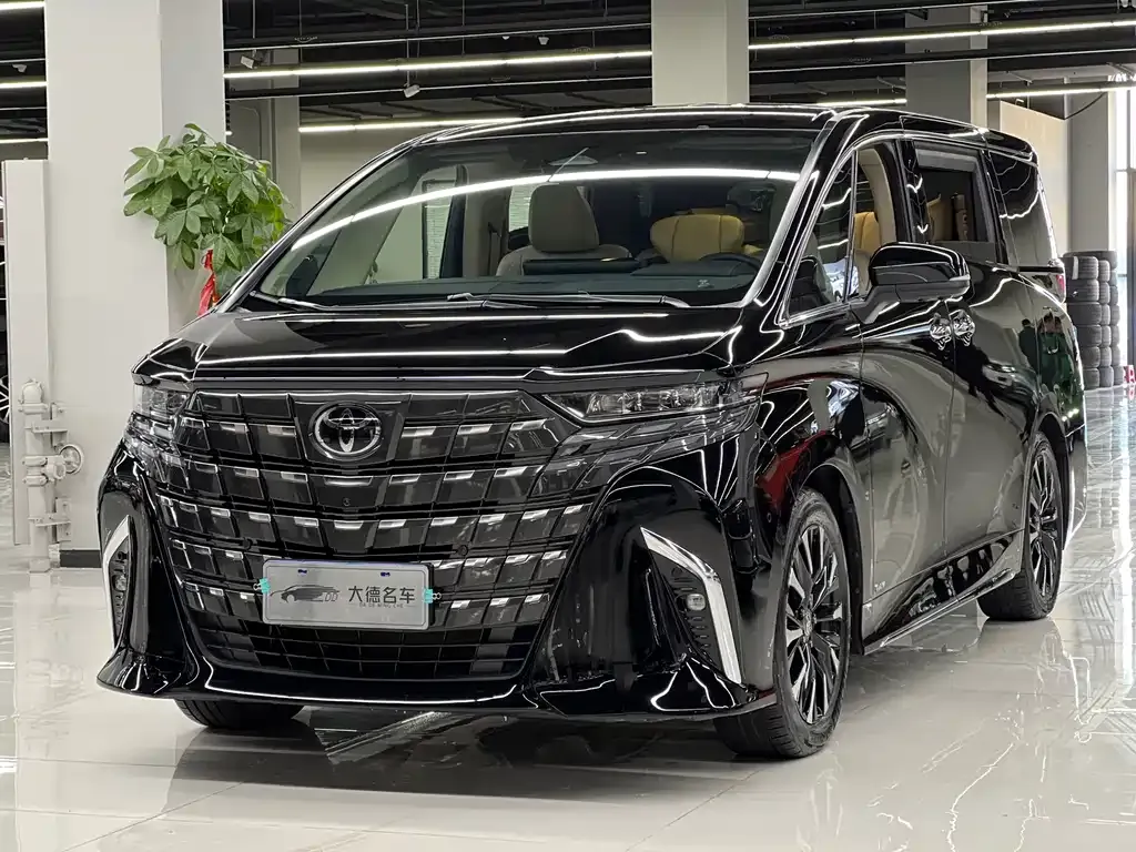 Toyota Alphard — фото 1