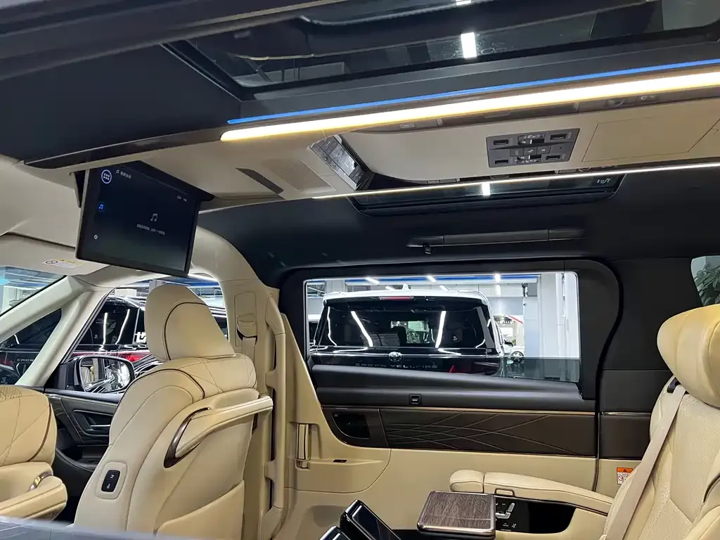 Toyota Alphard — фото 4