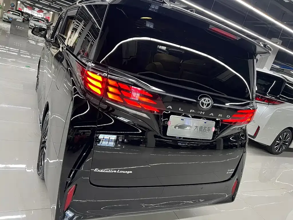 Toyota Alphard — фото 8