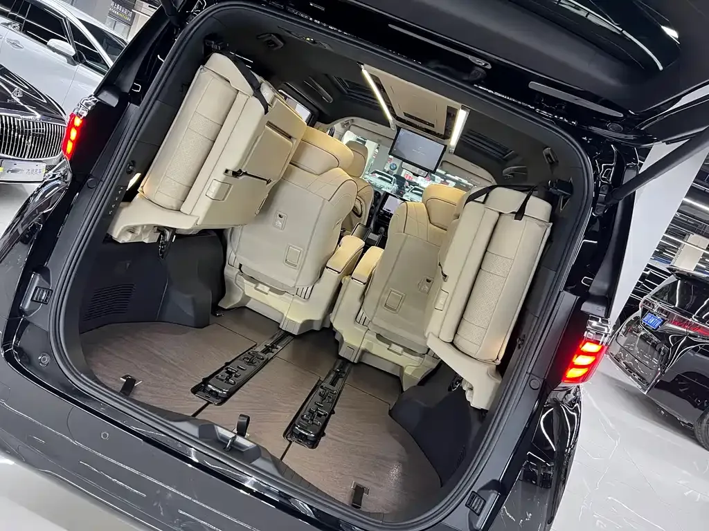 Toyota Alphard — фото 9