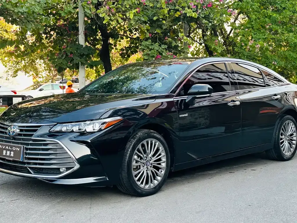 Toyota Avalon — фото 1