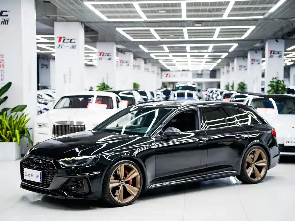 Audi RS 4 — фото 1
