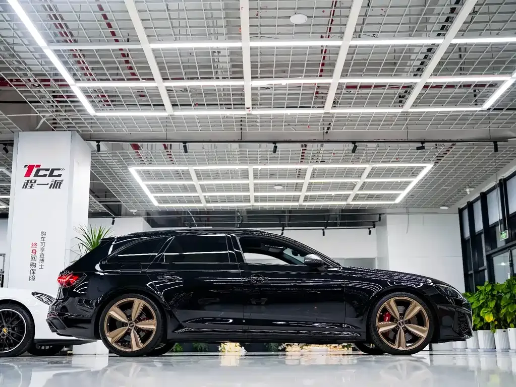 Audi RS 4 — фото 8