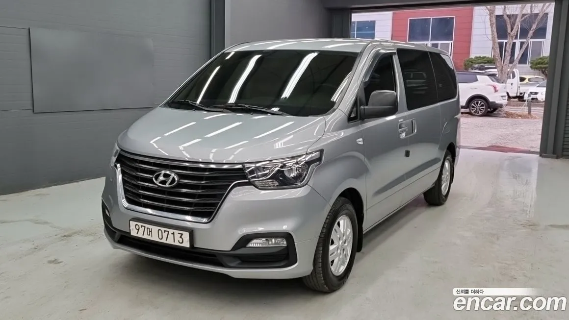 Hyundai Starex — фото 1