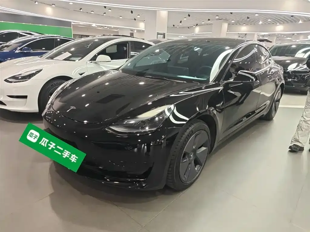 Tesla Model 3 — фото 1