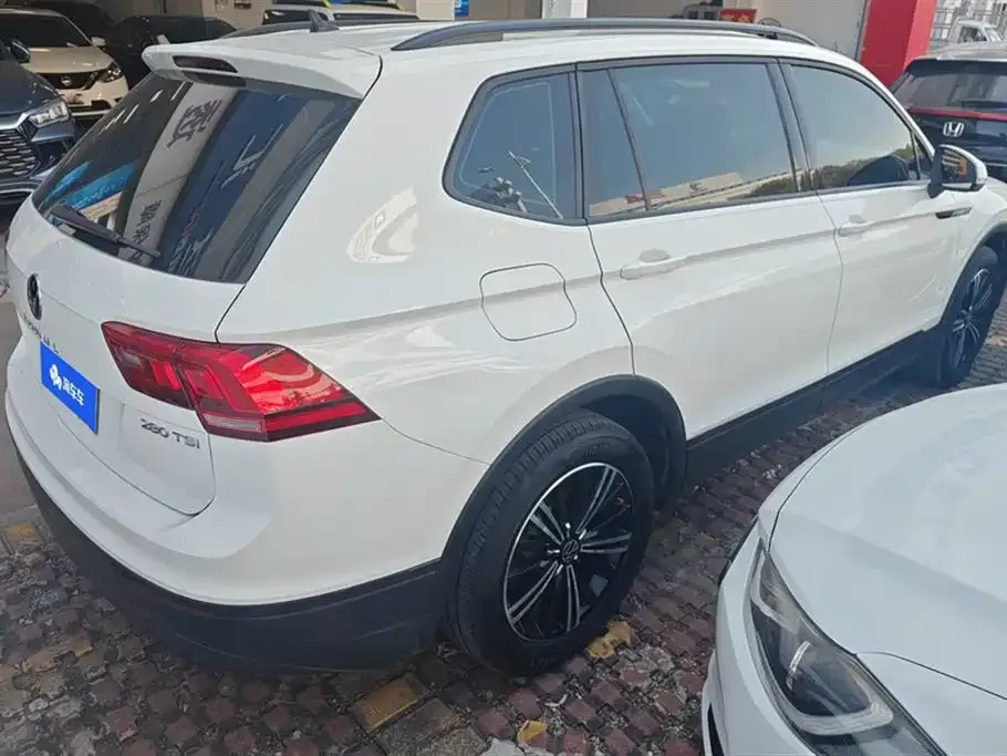Volkswagen Tiguan L — фото 8