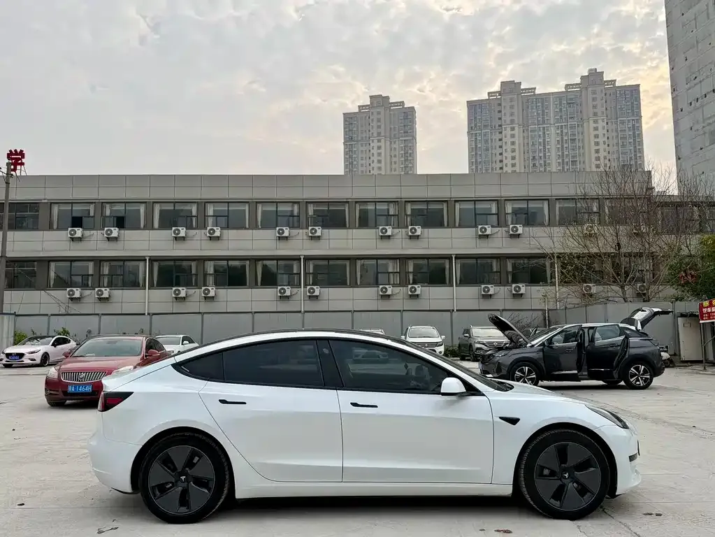 Tesla Model 3 — фото 5