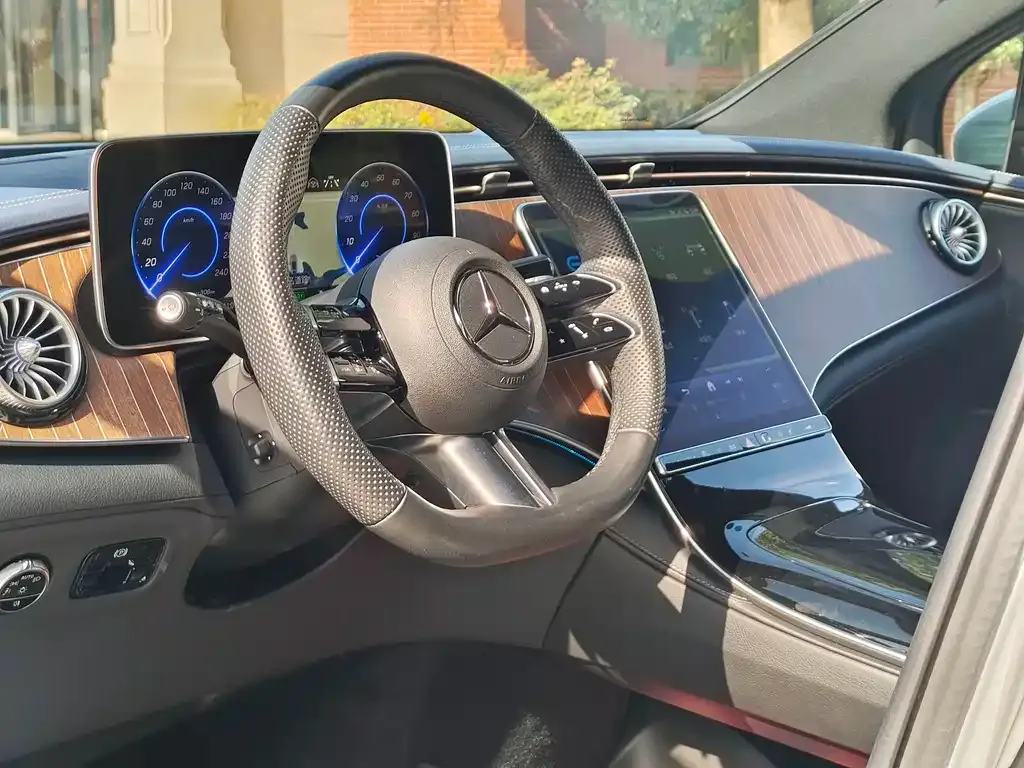 Mercedes-Benz EQE SUV — фото 2