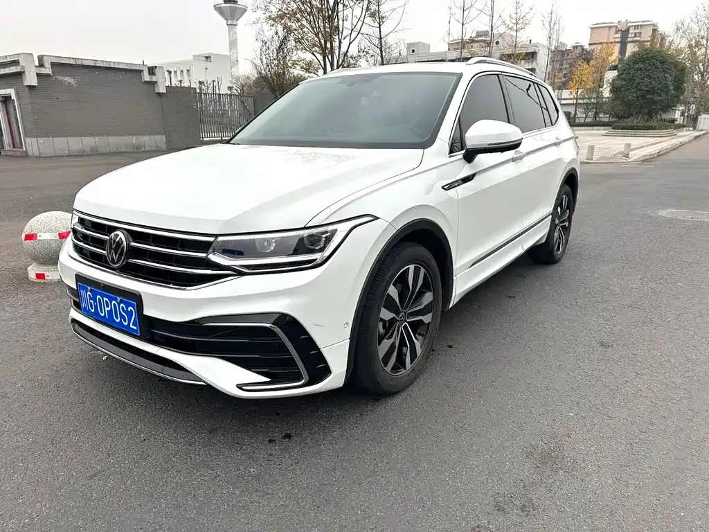 Volkswagen Tiguan L — фото 1