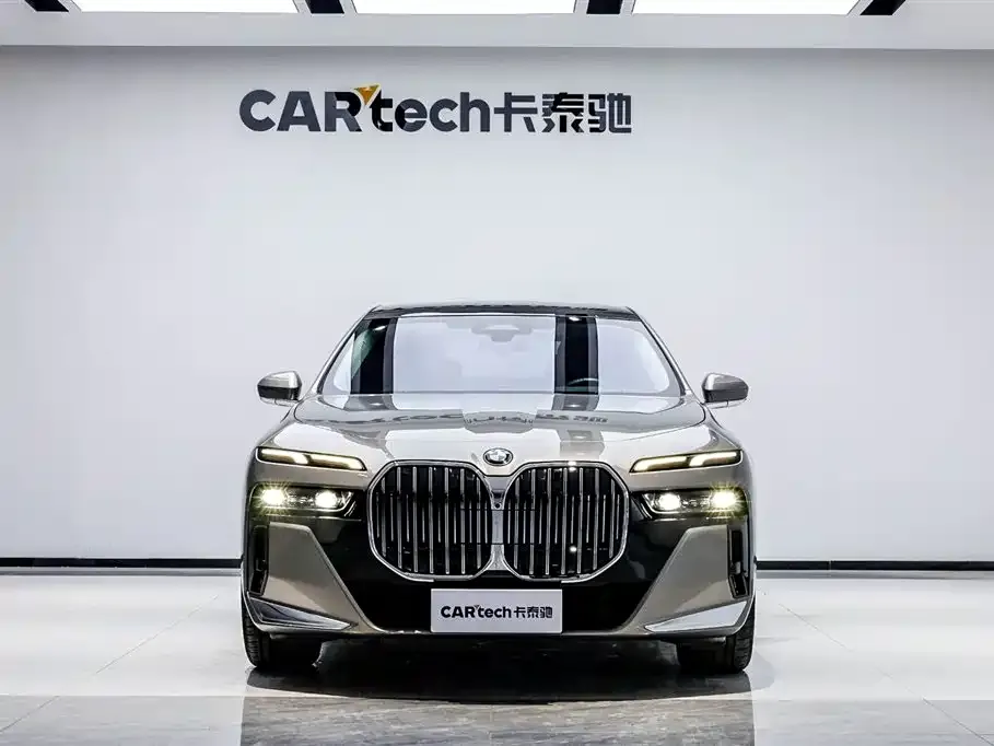 BMW 7 Series — фото 1