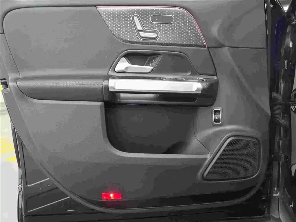 Mercedes-Benz GLB — фото 6